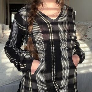 O'Neill Black and White V-Neck Sweater